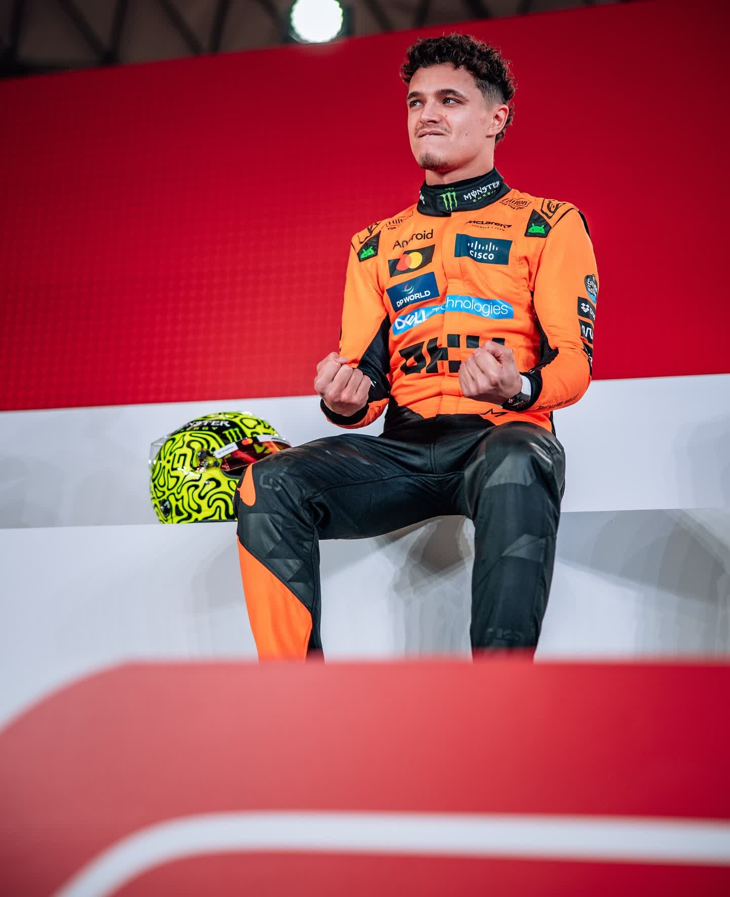 开云APP-雷诺车队鏖战红牛车队，汉密尔顿高光表现  第2张